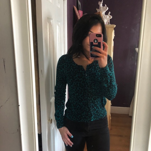 Blue cheetah sweater - Picture 3 of 7